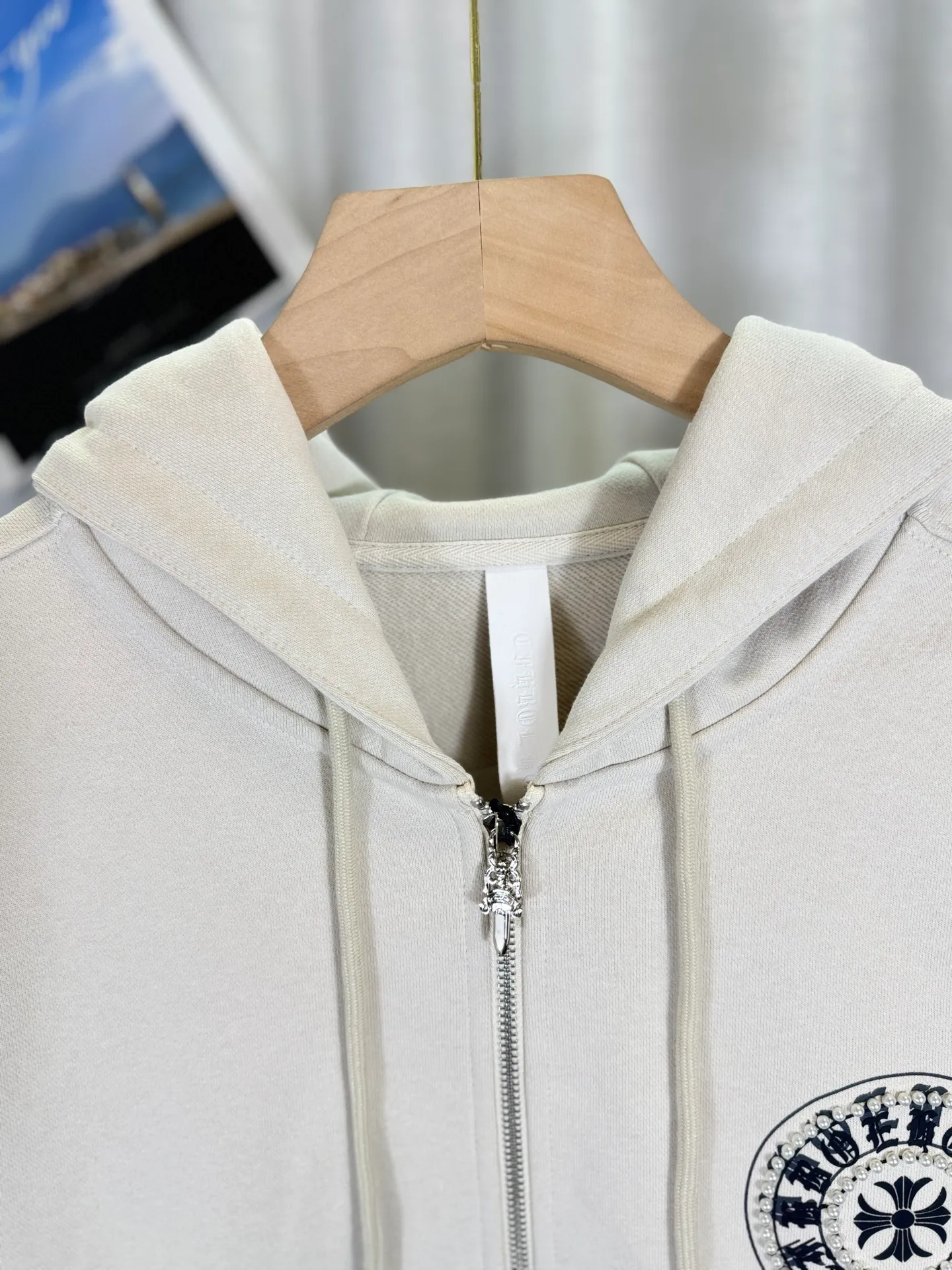 P350 top version, real shot without P, ​​different from market currency) 𝗖𝗵𝗿𝗼𝗺𝗲 𝗛𝗲𝗮𝗿𝘁𝘀/Cro Heart 2025 Compass Pearl Embroidery Autumn and Winter New Original Single Counter American Laser Burnt 3D Three-dimensional Appliqué Pearl Couple Casual Cardigan Sweatshirt 👑The highest version! Customized fabric 480g tripe terry fabric! American acid-washed and distressed original fabric, laser burning + patch embroidery, exquisite embroidery of letters! The best-selling model in the counter, very comfortable to wear. Accessories: original molded and authenticated collar label➕100% silk wash label. Genuine purchase-grade original hangtag➕matching hanging rope➕3D hanging beads➕original packaging bag. Craftsmanship: The original version has consistent wiring! The highest version of the armhole matching technique! Color: Beige Black Size: S M L XL Style No.: 25-353
